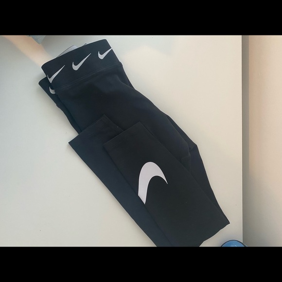 Nike Swoosh Black Leggings - Picture 3 of 5